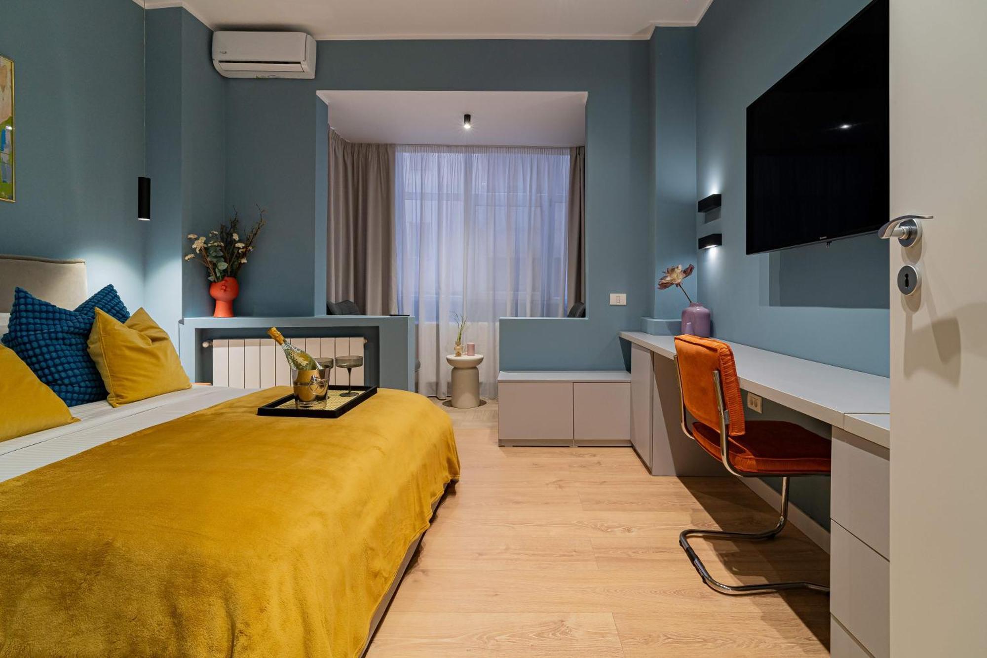 Celestial Azure - Tranquil 1Br In Piata Universitatii Bukarest Eksteriør billede